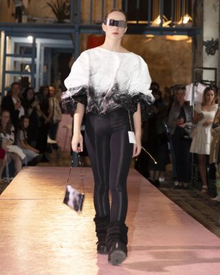 STORM CLOUD. Collection 2024/Inside Out. Bouřkový mrak z netkané textilie doplněný autorskou kabelkou. Avantgardní a...