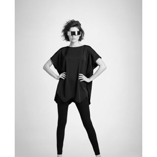 BLACK SQUARE TEE Jednoduchost jako ultimátní luxus. Černý čtverec, přeložený a sešitý v mém ateliéru. Zero waste. Ušitý z...